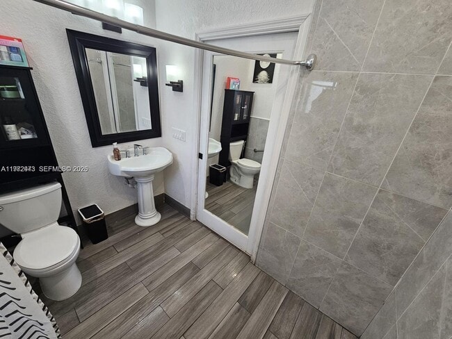 Building Photo - 718 SE 12th Ter