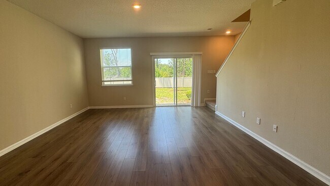 Building Photo - New 3/2.5 Townhome In Orchard Park!