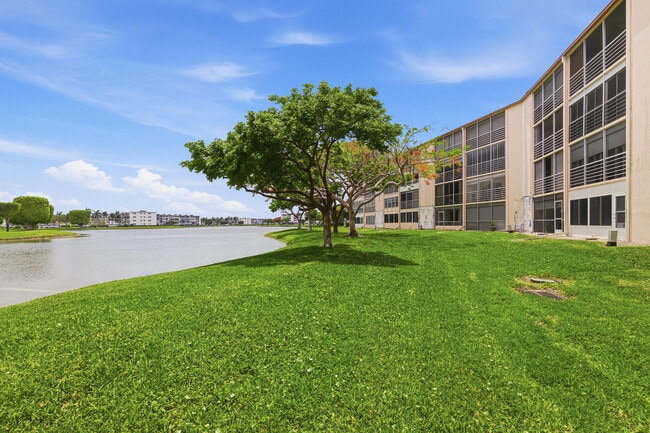 Building Photo - 1025 Newcastle B