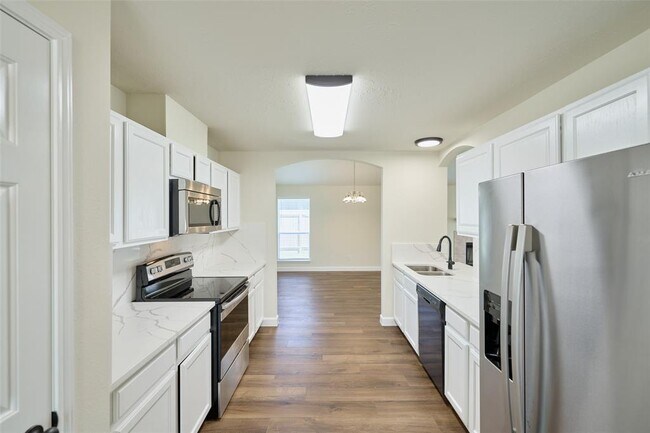 Building Photo - 354 Fantasy Ln