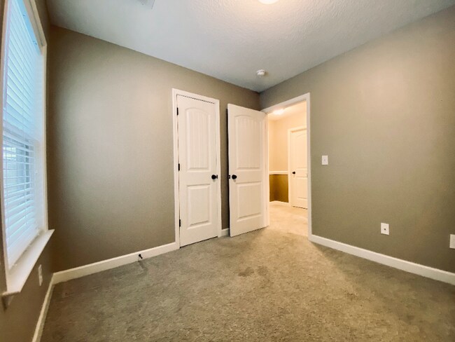 Building Photo - 938 S Mossy Rock Rd