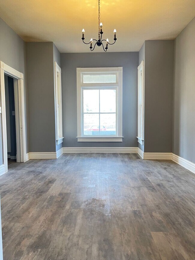 Building Photo - Cozy Renovated 2 Bed in South Omaha!