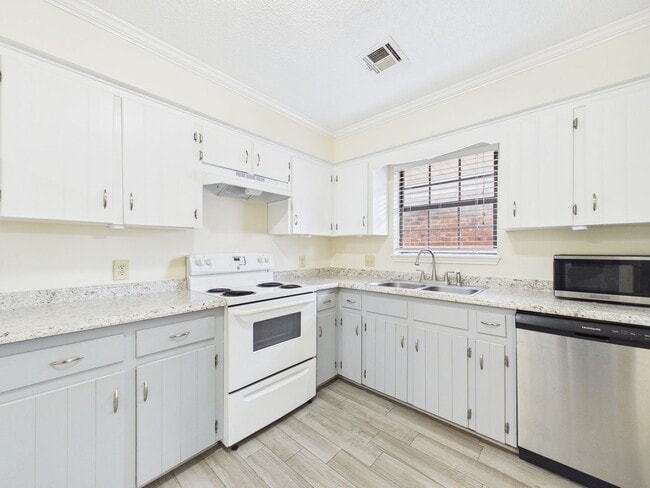 Building Photo - AVAILABLE NOW! 2 Bedroom 2 Bathroom