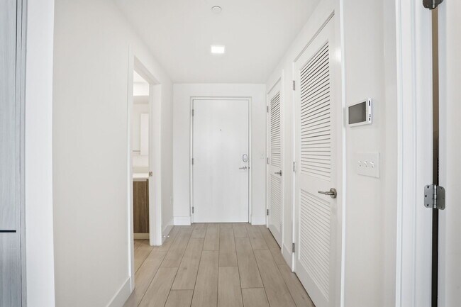 Building Photo - 111 SE 1st Ave