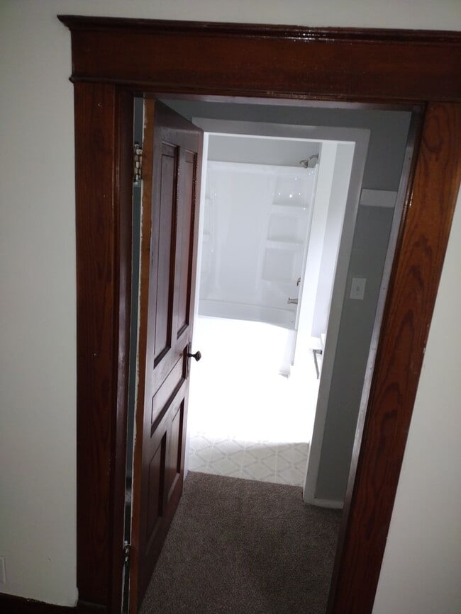 Building Photo - MAIN FLOOR LARGE APARTMENT