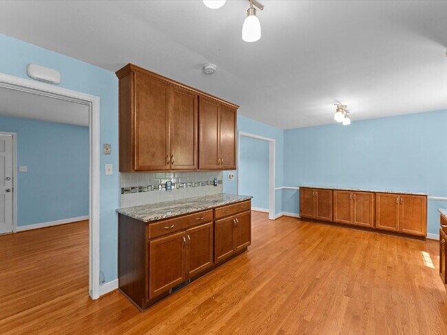 Building Photo - 2220 Lauderdale Dr