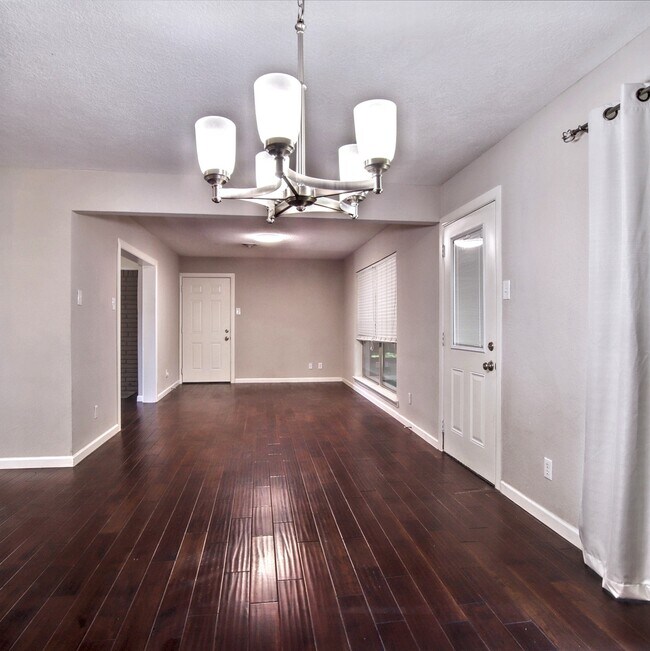 Building Photo - 1520 Sunnybrook Dr