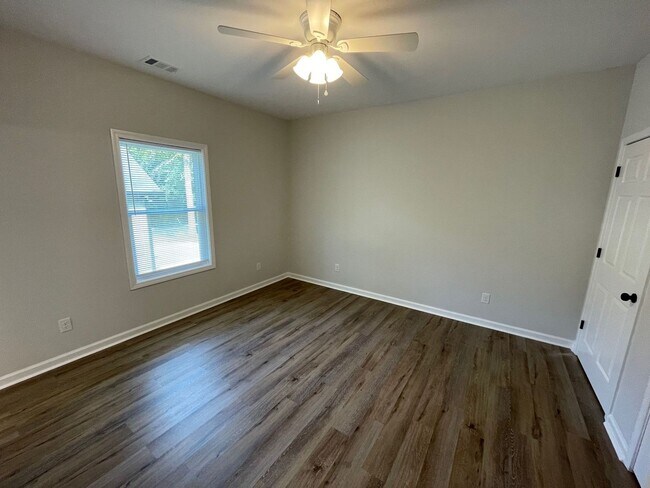 Building Photo - 5 Bed Home Available August 2026!