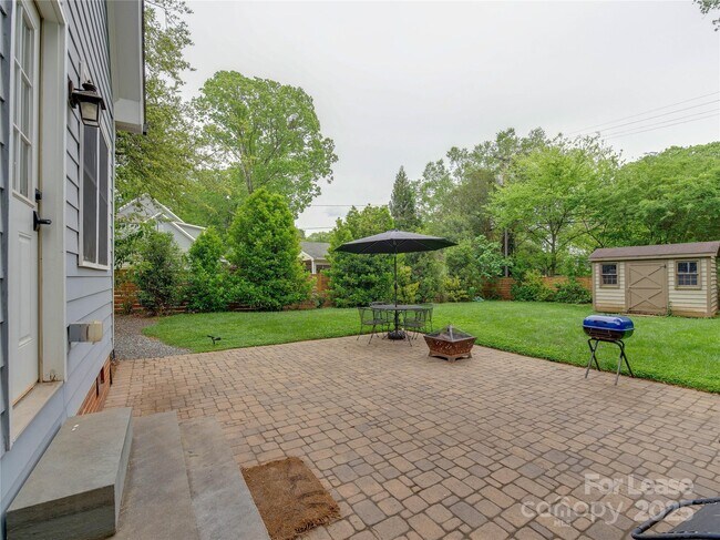 Building Photo - 823 Sedgefield Rd