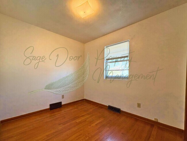 Building Photo - 522 E Short Ave