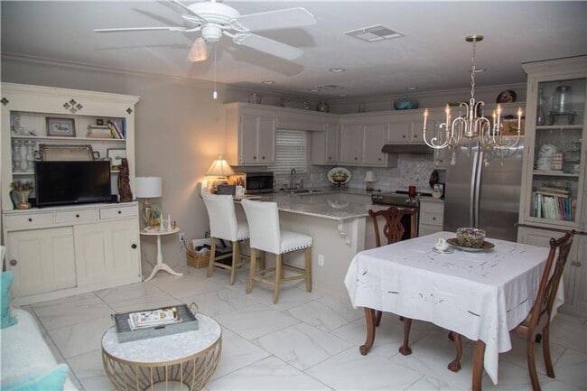 Building Photo - 2 Bedroom 2 bath Duplex for rent