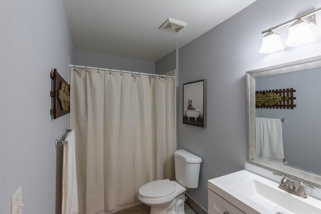 Building Photo - 2040 Greenview Shores Blvd