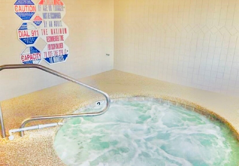 Building Photo - 4918 River Glen Dr