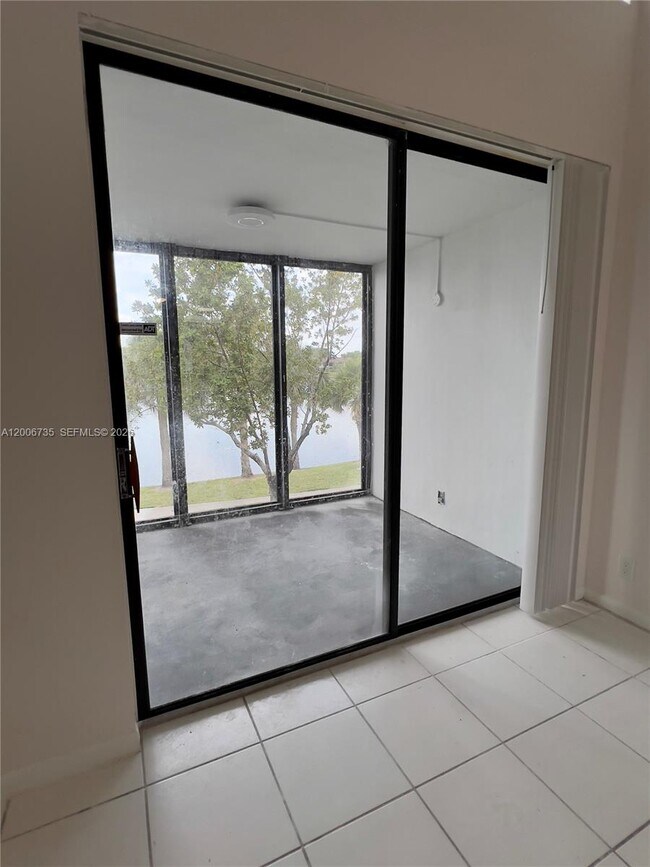 Building Photo - 216 Lake Pointe Dr