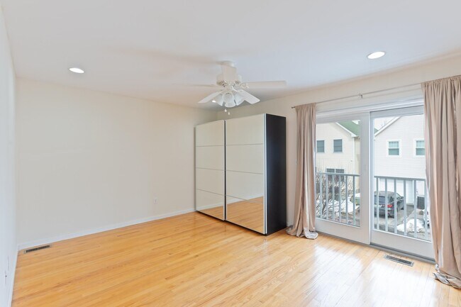 Building Photo - 260 Custer Ave