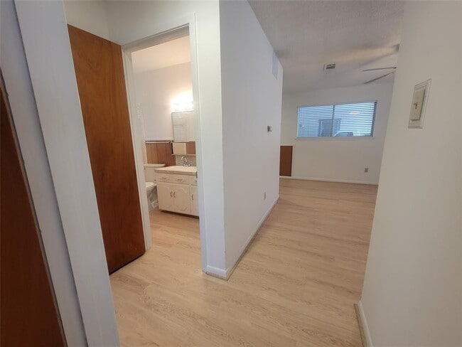 Building Photo - 5804 Nassau Dr
