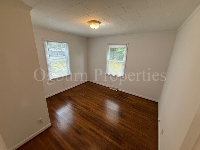 Building Photo - 1102 Oak Grove Rd SW