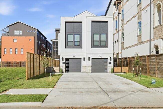 Building Photo - 712 Delano St