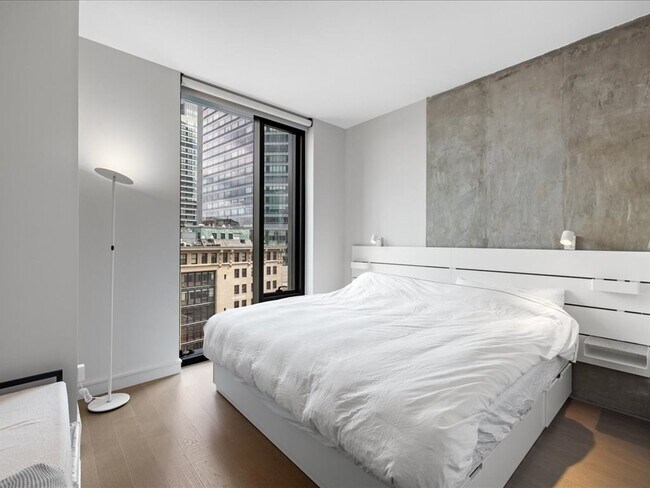 Building Photo - 55 Lagrange St