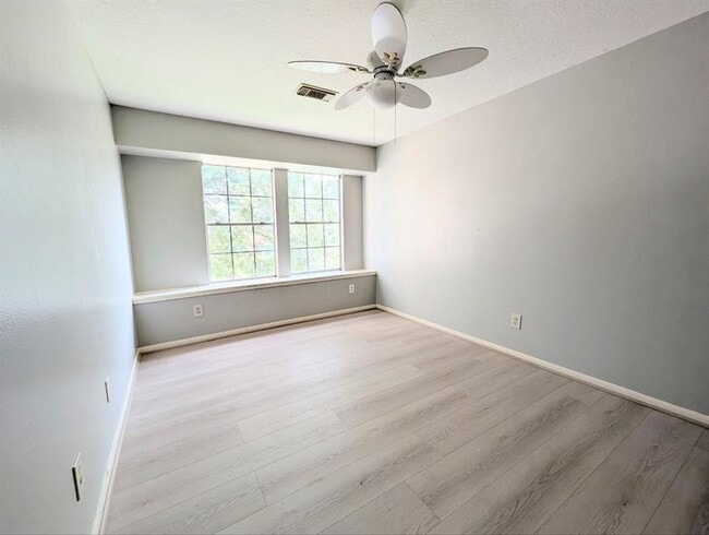 Building Photo - 4521 Stonebridge Dr