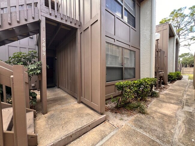 Building Photo - PRICE REDUCED!  Stylish 2 Bed, 2 Bath Cond...