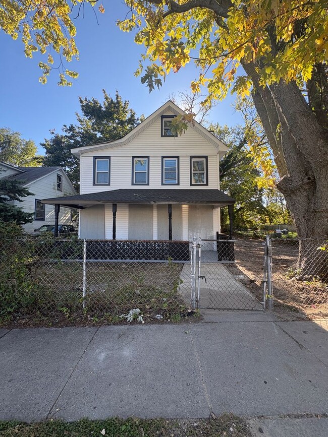 Building Photo - Beautiful, Newly Renovated 4 Bedroom 2 1/2...