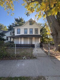 Building Photo - Beautiful, Newly Renovated 4 Bedroom 2 1/2...