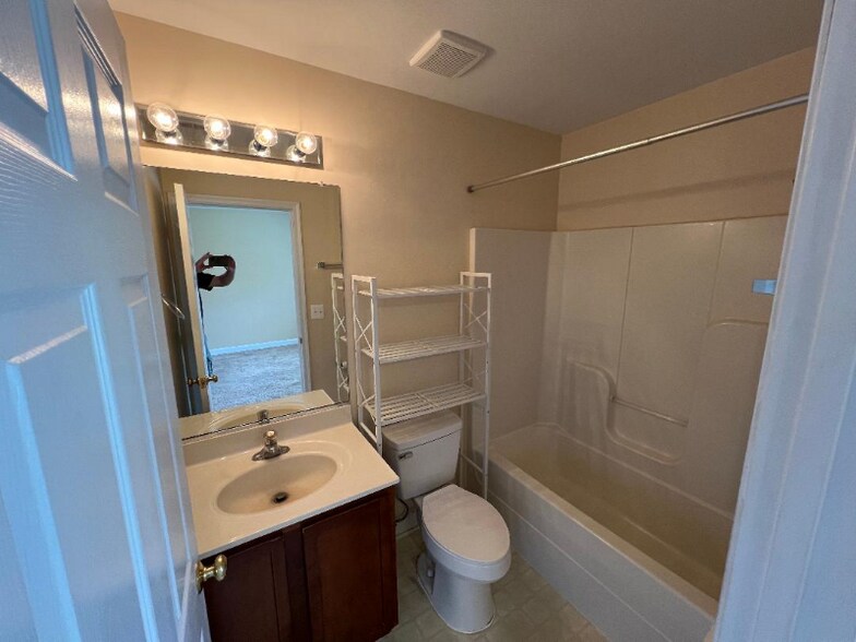 Building Photo - 32422 White Oak Dr