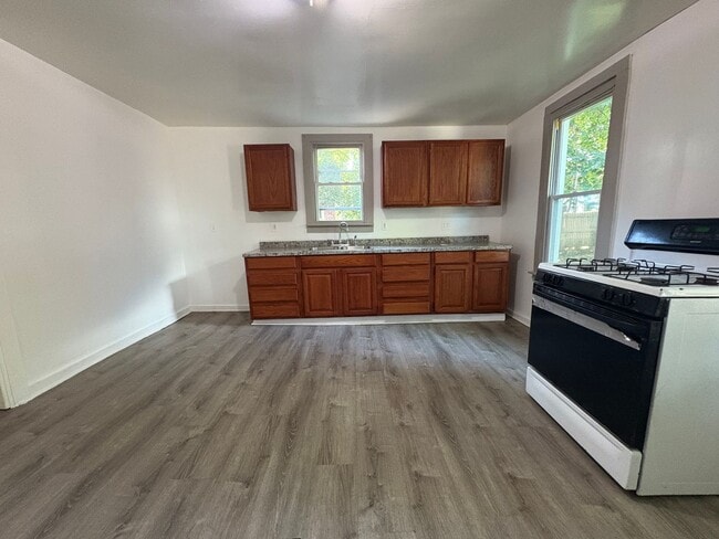 Building Photo - Three Bedroom Single Family Home!