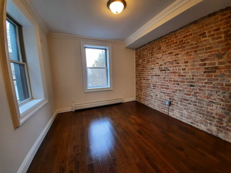 Building Photo - 158 6th St