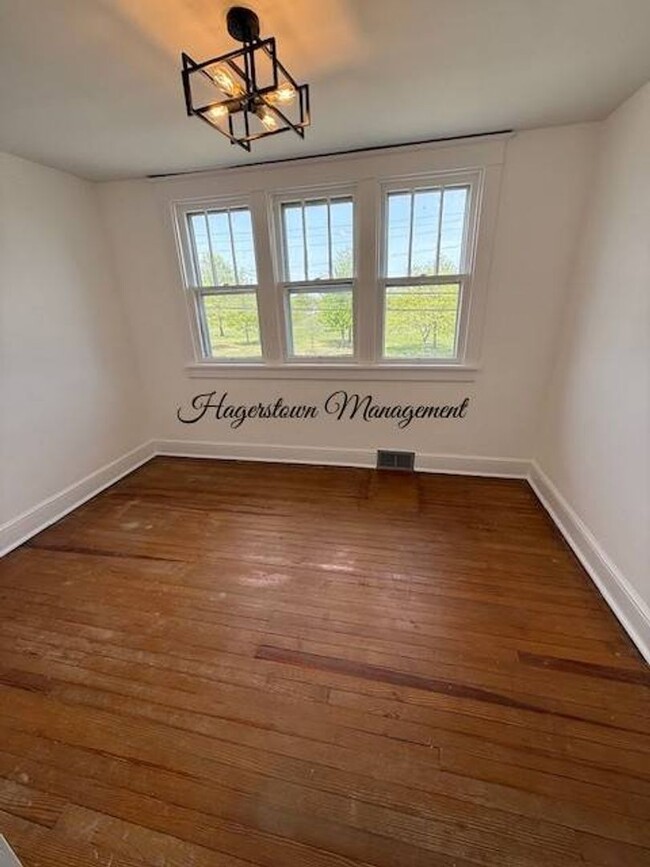 Building Photo - 3 BR W Oak Ridge Dr