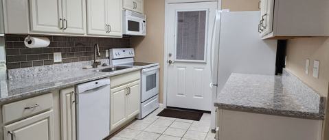Building Photo - 2100 W Beach Dr