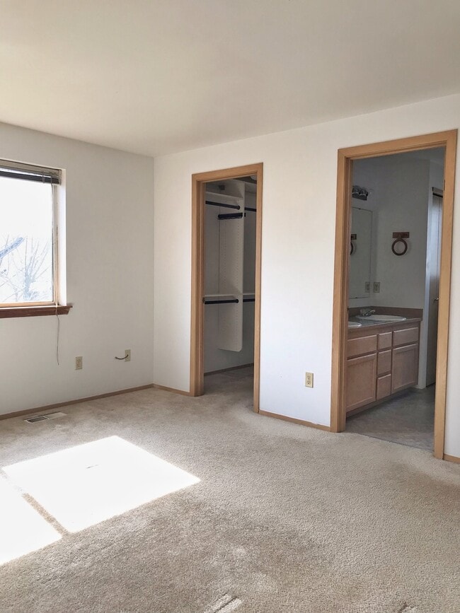 Building Photo - Great 3 bed with huge yard!