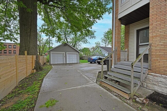 Building Photo - 2127 Slane Ave