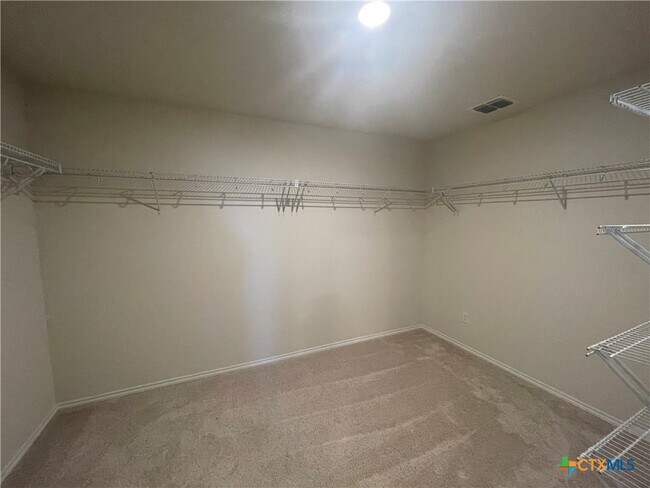 Building Photo - 457 Lynwood Gold