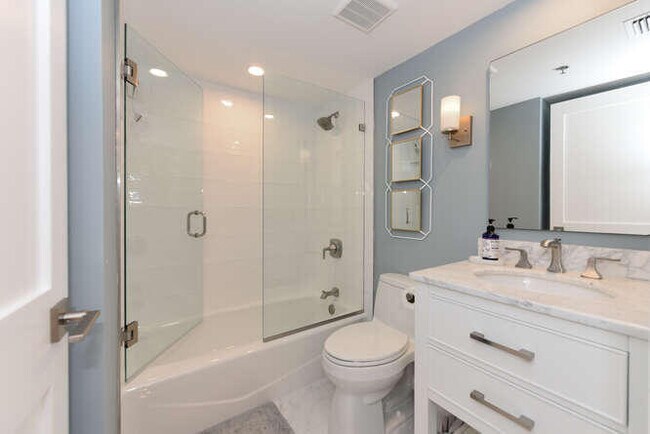 Building Photo - 275 Palm Ave