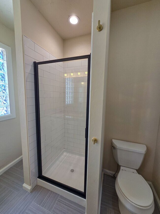 Building Photo - Cute 3 Bedroom Brick home in Shawnee