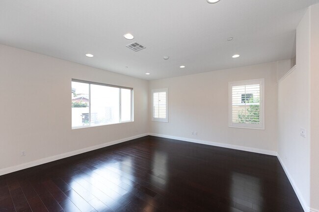 Building Photo - Beautifully Maintained 3 Bed, 2.5 Bath Home in Prime RiverPark Location