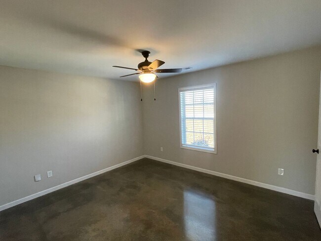 Building Photo - Available December 10th, 2025! 2 BR, 1 BA ...