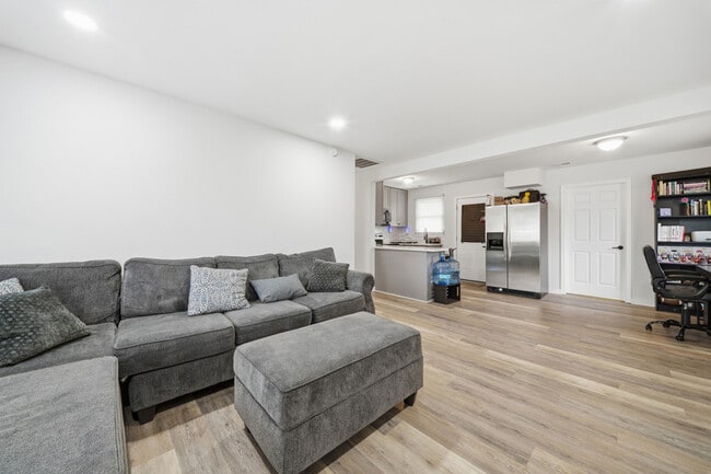 Building Photo - 913 Dandridge Dr