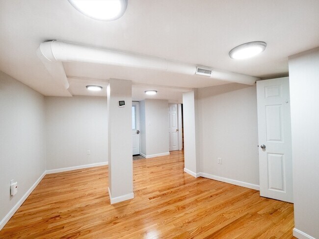 Building Photo - 12 Adella Pl