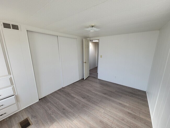 Building Photo - 2 Bedroom Mobile with Large Lot