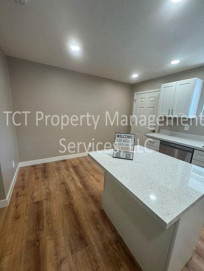 Building Photo - Fully Remodeled Duplex Near Downtown Chandler