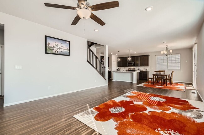 Building Photo - Wonderful 4/2.5 Home in SE Longmont. Large Rooms and Great Fenced Yard. Attached Garage.