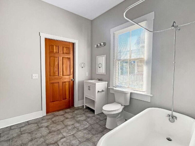 Building Photo - 1012 E Park Ave