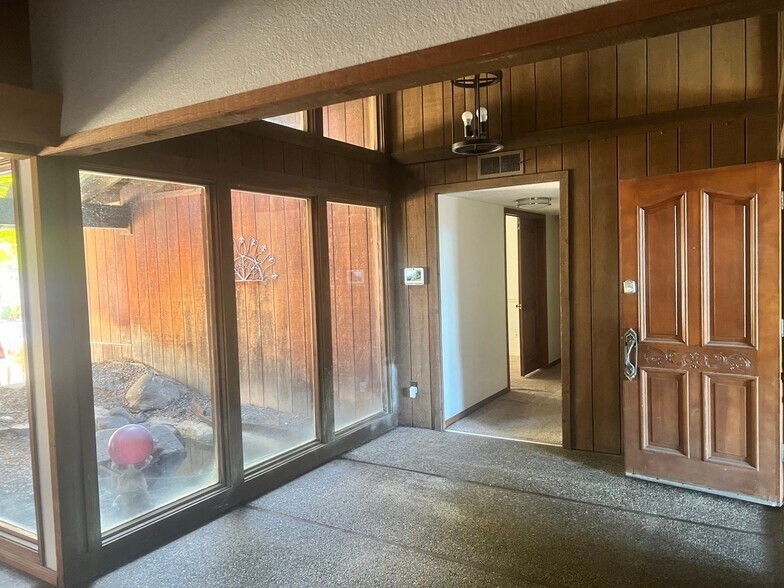 Building Photo - 3216 W Tenaya Way