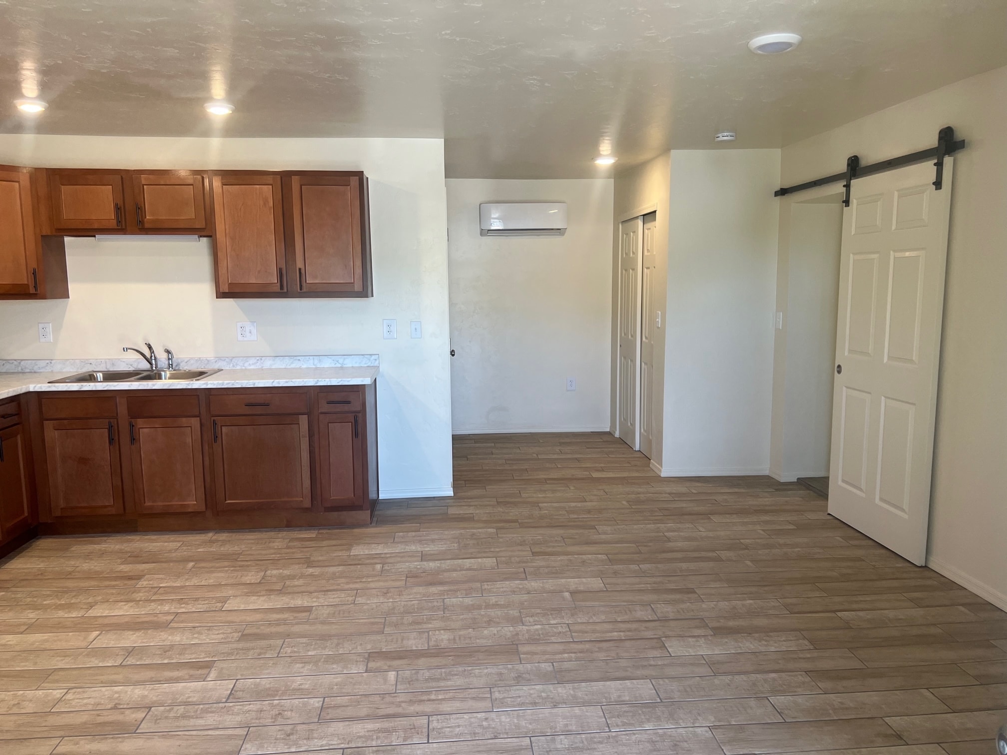 Kitchen area - 1001 Elledge Dr