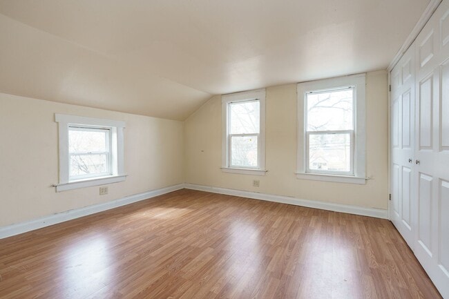 Building Photo - Two Bed One Bath Home in Battle Creek!
