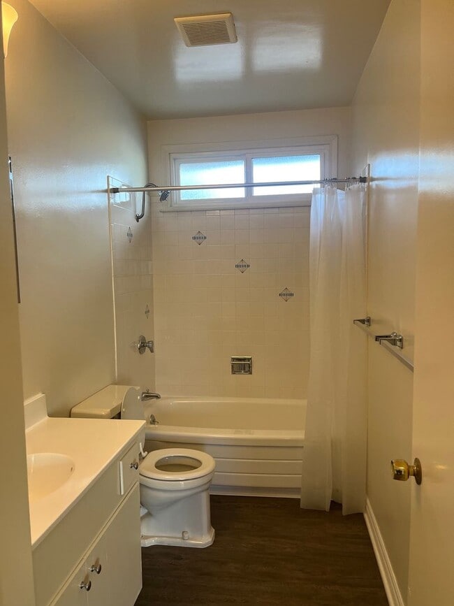 Building Photo - Beautiful 4 Bedroom Home in Huntington Beach