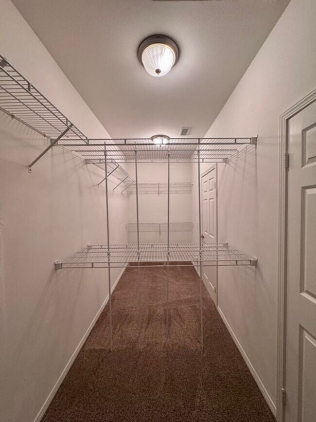 Building Photo - Discover this beautifully upgraded 5 bedro...